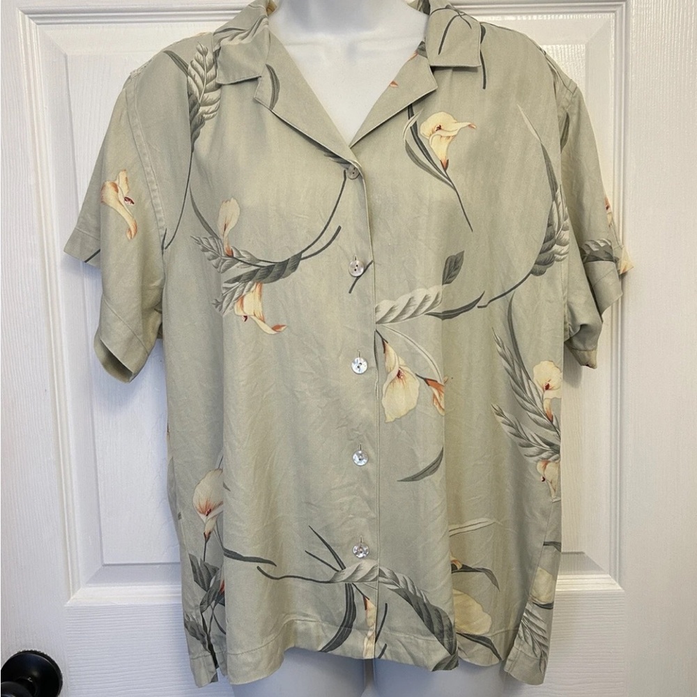 Tommy Bahama Women’s Silk shirt Floral Blouse Hawaiian Short Sleeve Button Up